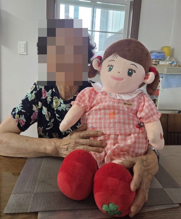 [용인=뉴시스] 인공지능(AI) 로봇을 활용, 홀몸어르신의 건강관리를 돕고 있는 수지구보건소의 AI 로봇 효돌. (사진=용인시수지구보건소 제공) 2026.07.09. photo@newsis.com *재판매 및 DB 금지