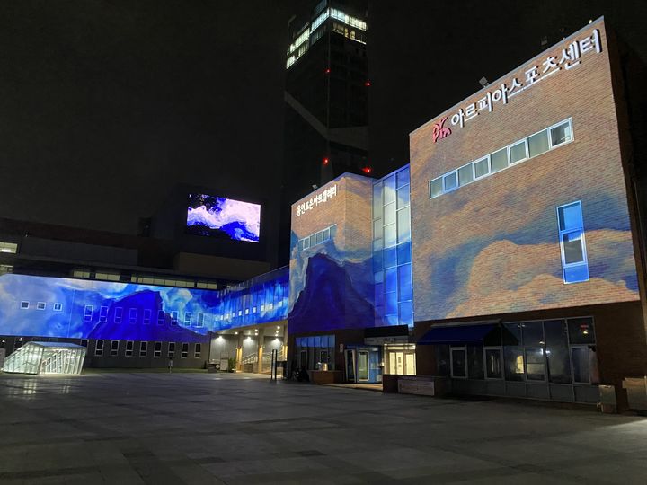 [용인=뉴시스] 포은아트홀 미디어파사드에 상영중인 작품 ' THE PAINTED OC'(사진=용인시 제공) 2026. 07. 09. photo@newsis.com *재판매 및 DB 금지