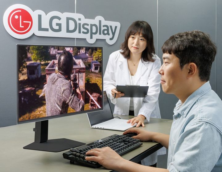 [서울=뉴시스] LG디스플레이는 '주사율이 FPS 게임 수행능력에 미치는 영향 분석'을 국제 학회 등에 발표했다고 9일 밝혔다. 사진은 LG디스플레이 직원이 게이밍 모니터 주사율과 게임 수행능력 간의 상관관계를 입증하는 실험을 하고 있는 모습. (사진=LGD 제공) 2026.07.09. photo@newsis.com *재판매 및 DB 금지