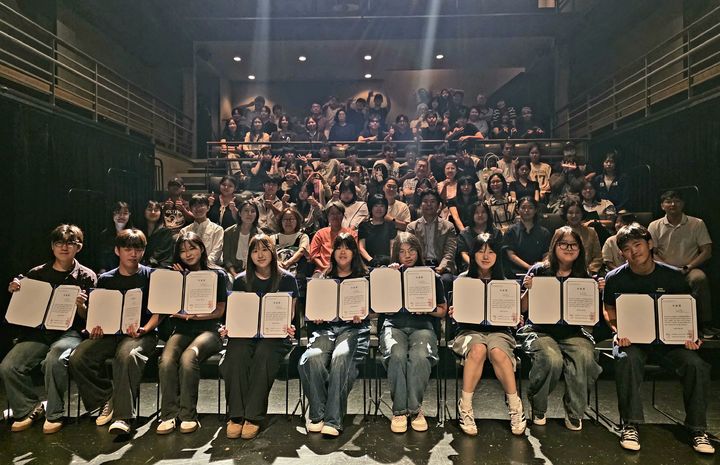 [서울=뉴시스] 5일 서강대 커뮤니케이션센터와 나르샤재단이 공동 주최·주관한 '제1회 그린스테이지 희곡공모전' 시상식에서 참가자들이 단체 사진을 촬영하고 있다. (사진=서강대 제공) 2026.07.09. photo@newsis.com *재판매 및 DB 금지