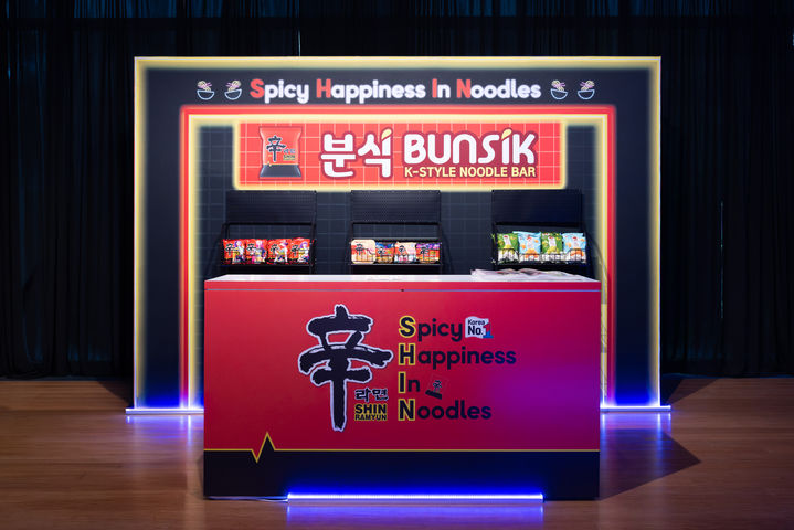 [서울=뉴시스] 농심, 뉴욕한국문화원 여름 문화 캠페인 신라면 분식 부스(사진=농심 제공) *재판매 및 DB 금지