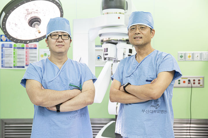 [부산=뉴시스] 부산대병원 비뇨의학과 신동길 교수(오른쪽)와 김현우 교수가 다빈치 로봇수술기 앞에서 사진 촬영을 하고 있다. (사진=부산대병원 제공) 2026.07.09 photo@newsis.com *재판매 및 DB 금지