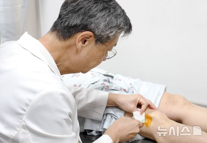 [서울=뉴시스] 고용곤 연세사랑병원 병원장이 환자의 무릎에 SVF를 주사하고 있다. (사진= 연세사랑병원 제공)