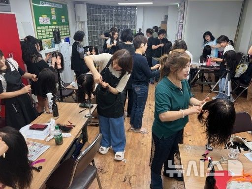 [군포=뉴시스] 군포시가 소규모 미용 업소에 대해 맞춤형 기술을 지원한다. 사진은 교육 현장. (사진=군포시 제공).2026. 07. 09. photo@newsis.com 