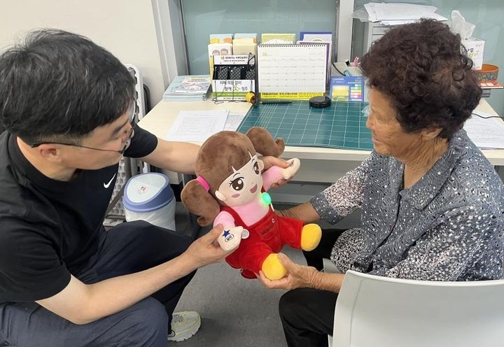충북 청주시 AI 스마트 돌봄로봇 초롱이. (사진=청주시 제공) *재판매 및 DB 금지