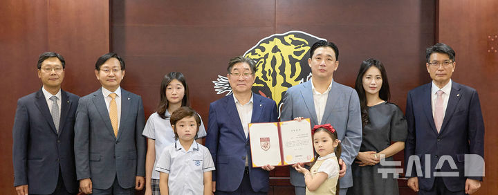 [서울=뉴시스] 박상민 명성알엔에이 대표(왼쪽에서 여섯 번째)가 고려대의료원에 발전기금 1억원을 기부한 뒤 김동원 고려대 총장(다섯 번째), 윤을식 의무부총장 겸 의료원장(두 번째) 등 주요 보직자들과 기념촬영을 하고 있다. (사진=고려대의료원 제공) 