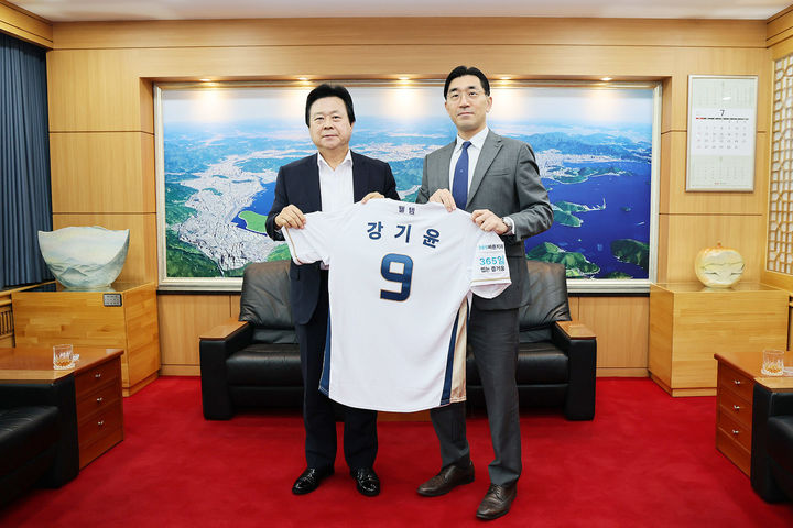 [창원=뉴시스] 강경국 기자 = 강기윤 경남 창원시장(왼쪽)과 NC다이노스 이진만 대표이사가 8일 시청 접견실에서 면담을 하고 있다. (사진=창원시청 제공). 2026.07.09. photo@newsis.com *재판매 및 DB 금지