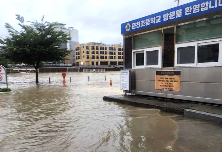 [청주=뉴시스] 물에 잠긴 충북 청주 운천초등학교 교정. (사진=독자 제공) 2026.07.09. photo@newsis.com *재판매 및 DB 금지
