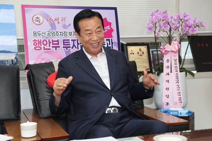 [부산=뉴시스] 최진봉 부산 중구청장이 지난 8일 집무실에서 뉴시스와 인터뷰하고 있다. (사진=부산 중구청 제공) 2026.07.09. photo@newsis.com *재판매 및 DB 금지