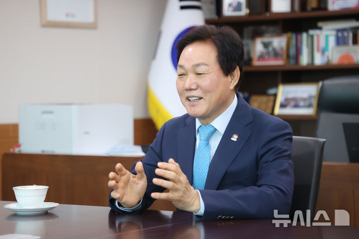 [창원=뉴시스]재선에 성공한 박완수 경남도지사가 9일 도청 집무실에서 민선 9기 도정 방향에 대해 설명하고 있다.(사진=경남도 제공) 2026.07.09. photo@newsis.com
