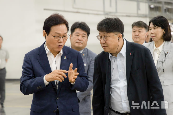 [창원=뉴시스]박완수(왼쪽) 경남도지사가 지난 2일 재선 당선 이후 첫 산업현장 행보로 LG전자 창원 스마트파크를 방문해 현장투어를 하면서 백승태 LG전자 부사장과 얘기하고 있다.(사진=경남도 제공) 2026.07.09. photo@newsis.com