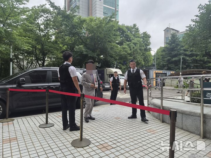 [서울=뉴시스] 조수원 기자 = 정치자금법 위반 혐의를 받는 원외정당 '내일로미래로' 대표 최모씨가 9일 오전 9시59분께 경찰과 함께 서울남부지법에 구속 전 피의자 심문을 받기 위해 도착했다.2026.07.09. tide1@newsis.com