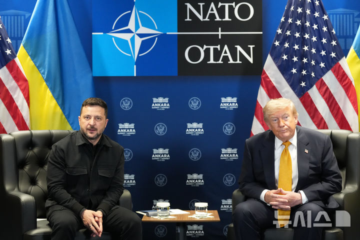 [앙카라=AP/뉴시스] 도널드 트럼프 미국 대통령이 북대서양조약기구(NATO·나토) 정상회의 기자회견에서 이란을 언급하는 과정에서 '일본 이슬람공화국'이라고 잘못 말해 논란이 일었다. 사진은 트럼프 대통령이 8일(현지시간) 나토 정상회의에서 볼로디미르 젤렌스키 우크라이나 대통령을 만난 모습. 2026.07.09.