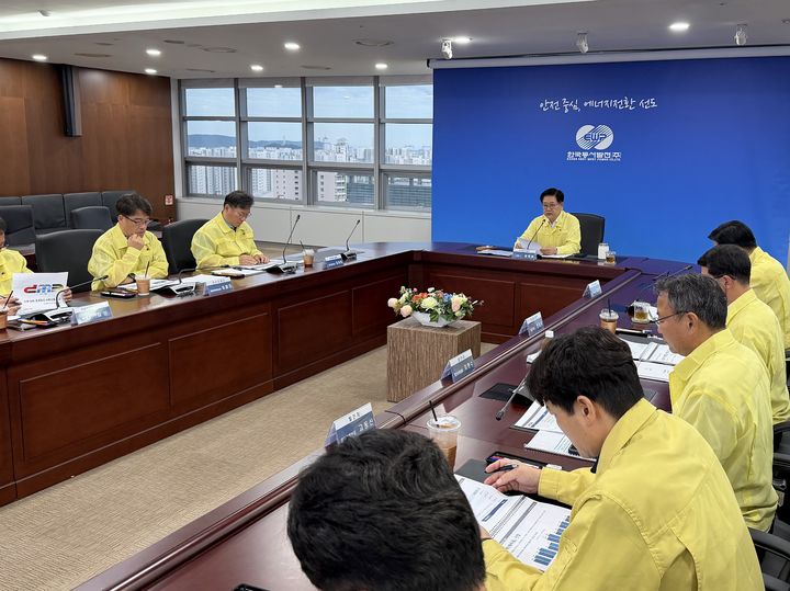 [울산=뉴시스] 지난 8일 한국동서발전 본사에서 열린 여름철 안정적인 전력공급을 위한 전사 발전설비 안정운영 대책회의를 권명호 사장이 주재하고 있다. (사진=한국동서발전 제공) 2026.07.09. photo@newsis.com *재판매 및 DB 금지