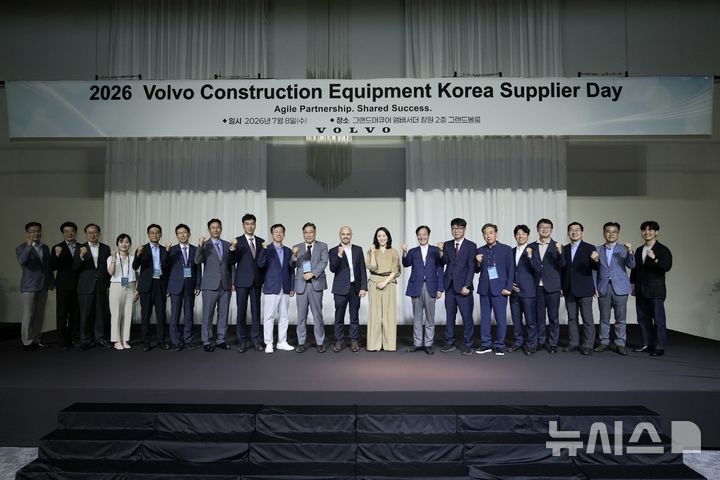 [창원=뉴시스]지난 8일 창원 그랜드머큐어앰배서더 호텔에서 열린 볼보그룹코리아 '2026 협력사의 날' 행사에 참석한 임원 및 협력사 관계자들이 기념촬영 하고 있다.(사진=볼보그룹코리아 제공)2026.07.09. photo@newsis.com