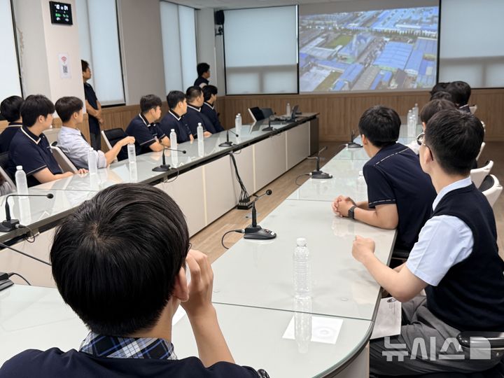 [전주=뉴시스]윤난슬 기자 = 전북특별자치도교육청은 도내 직업계고 학생들의 취업 기회를 확대하고 지역 정주형 인재를 양성하기 위해 '2026년 전북 직업계고 취업연계 기업탐방 페스타'를 3차례 운영한다고 9일 밝혔다. (사진=전북교육청 제공) photo@newsis.com 