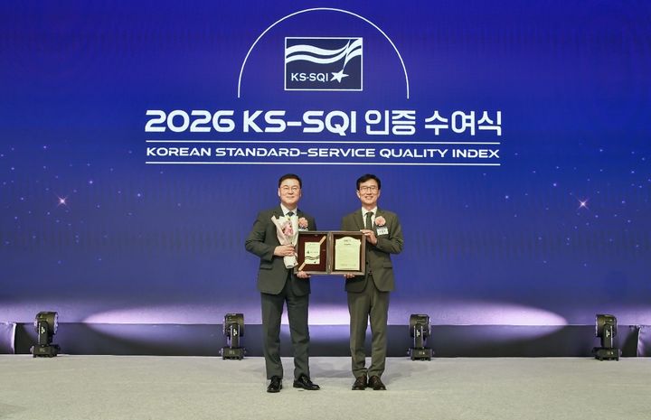 [서울=뉴시스] 지난 2일 서울 롯데호텔에서 열린 2026 KS-SQI(한국서비스품질지수) 인증 수여식에서 DB손해보험 장영석 본부장(왼쪽)과 한국표준협회 문동민 회장이 기념촬영을 하고있다. (사진=DB손보 제공) 2026.07.09. photo@newsis.com *재판매 및 DB 금지