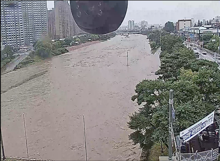 [청주 = 뉴시스] 9일 청주 무심천이 호우로 강물이 범람한 모습. / 청주통합교통정보센터 청주대교사거리1 CCTV 캡처. *재판매 및 DB 금지