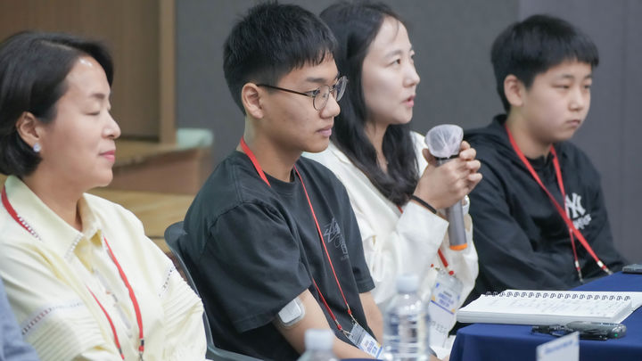 [서울=뉴시스]1형 당뇨 환아인 임재언군을 비롯한 환아와 보호자, 한국1형당뇨병환우회 대표가 지난 8일 서울 종로구 서울대병원 서성환연구홀에서 '소아청소년당뇨병 현황과 대책'을 주제로 열린 질병관리청 아카데미에 참석했다. (사진=질병관리청 제공) 2026.07.09. photo@newsis.com *재판매 및 DB 금지
