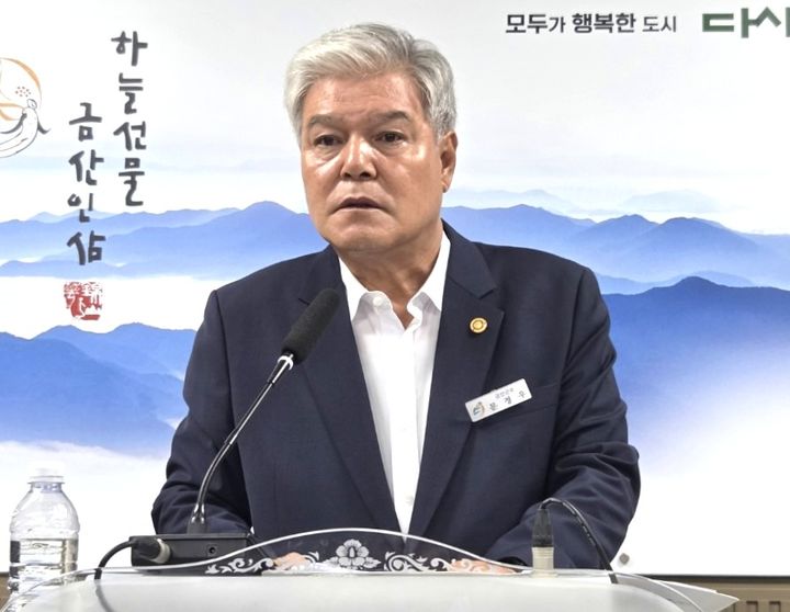 [금산=뉴시스] 조명휘 기자 = 문정우 금산군수가 9일 군청 브리핑룸에서 기자회견을 하고 있다. 2026.07.09. photo@newsis.com *재판매 및 DB 금지