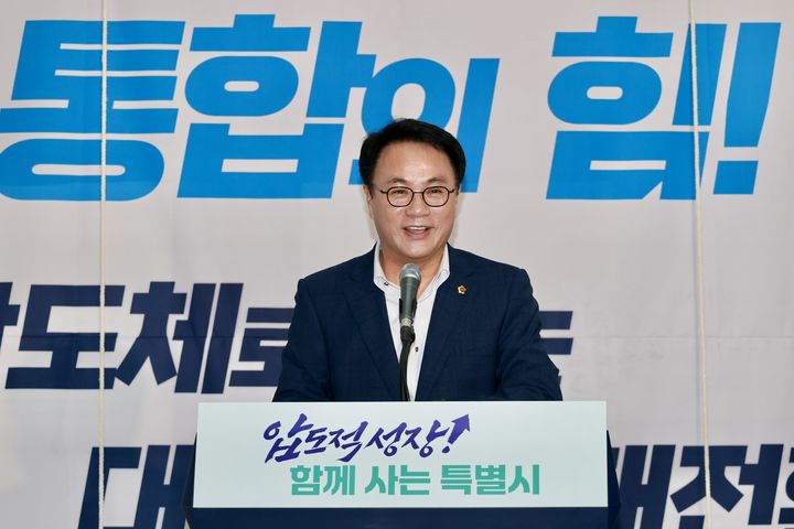 [전남광주=뉴시스] 9일 오전 9시 광주청사 3층에서 열린 전남광주반도체산업추진단 현판식에 참석한 전남광주통합특별시의회 송형곤 의장이 축사를 하고 있다. (사진 = 특별시의회 제공). 2026.07.09. photo@newsis.com *재판매 및 DB 금지