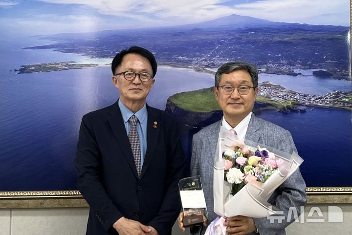 [제주=뉴시스] 여종석(오른쪽) 연세대학교 교수 위촉 모습. (사진=제주관광공사 제공) photo@newsis.com *재판매 및 DB 금지