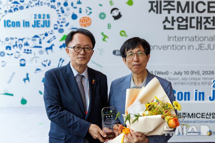 [제주=뉴시스] 심규석(오른쪽) 서울대학교 교수 위촉 모습. (사진=제주관광공사 제공) photo@newsis.com *재판매 및 DB 금지