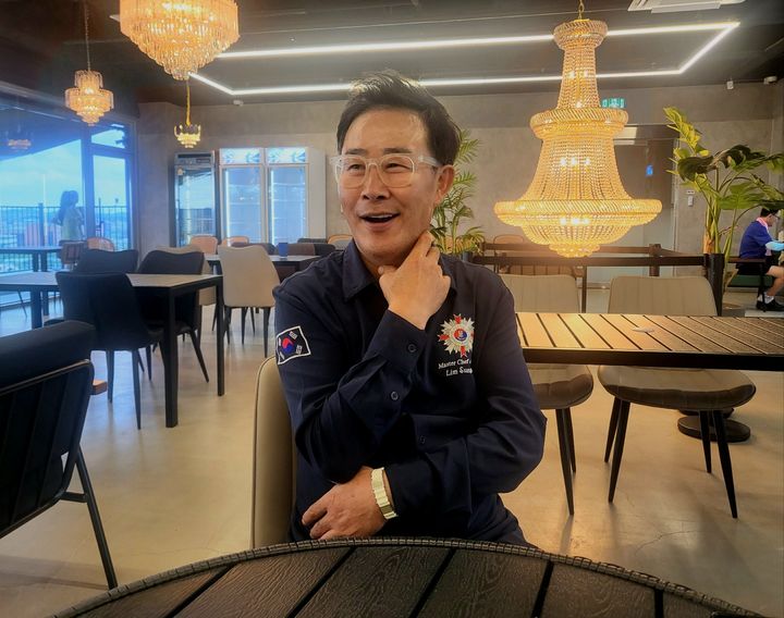[파주=뉴시스] 최유리 인턴기자= 지난 7일 파주 소재의 한 카페에서 만난 임성근 조리사. 인터뷰 초반부 매장 영업에 대한 애정을 드러내는 모습. *재판매 및 DB 금지