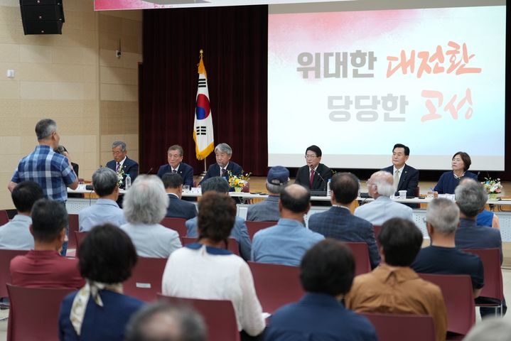 [고성(경남)=뉴시스] 신정철 기자= 경남 고성군은 민선 9기 출범을 맞아 9일 고성읍과 하일면을 시작으로 21일까지21일까지 14개 읍·면을 순회하며 ‘군민과 함께하는 대전환 소통간담회’를 개최한다.사진은 고성읍 간담회 모습.(사진=고성군 제공).2026.07.09. photo@newsis.com *재판매 및 DB 금지