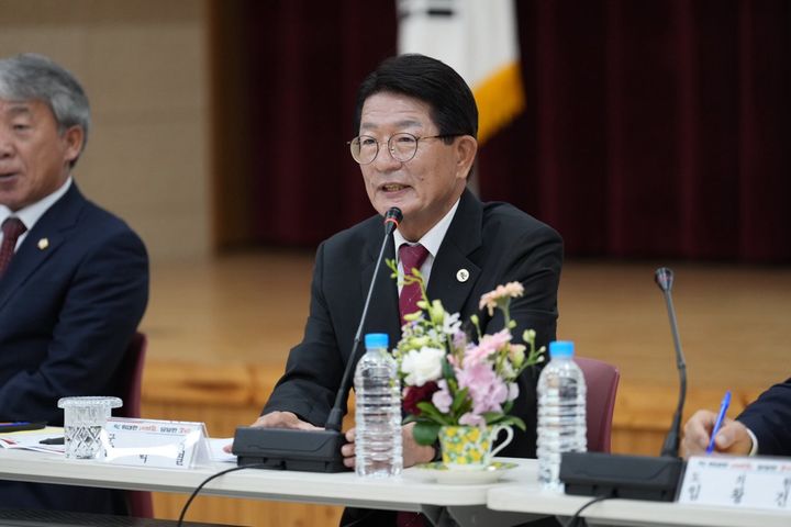 [고성(경남)=뉴시스] 신정철 기자= 경남 고성군은 민선 9기 출범을 맞아 9일 고성읍과 하일면을 시작으로 21일까지21일까지 14개 읍·면을 순회하며 ‘군민과 함께하는 대전환 소통간담회’를 개최한다.사진은 고성읍 간담회에서 하학열 군수가 주민들의 의견을 청취하고 있다.(사진=고성군 제공).2026.07.09. photo@newsis.com *재판매 및 DB 금지