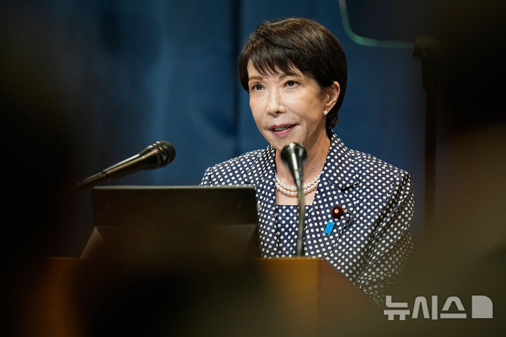 [아르샹=AP/뉴시스] 다카이치 사나에 일본 총리가 17일(현지 시간) 프랑스 에비앙레뱅에서 열린 주요 7개국(G7) 회의 뒤 아르샹에서 기자회견을 하고 있다. 2026.06.17.