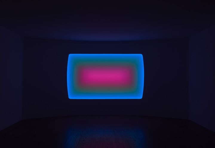 제임스 터렐, 〈상상들, 넓은 직사각형의 곡면 유리(Imaginings, Wide Rectangular Curved Glass)〉, 2021, LED 조명과 스크림을 활용한 공간 설치, 182.9×304.8㎝, 2h30m, 국립현대미술관 발전 후원위원회(MDC) 기증, 국립현대미술관 소장 *재판매 및 DB 금지