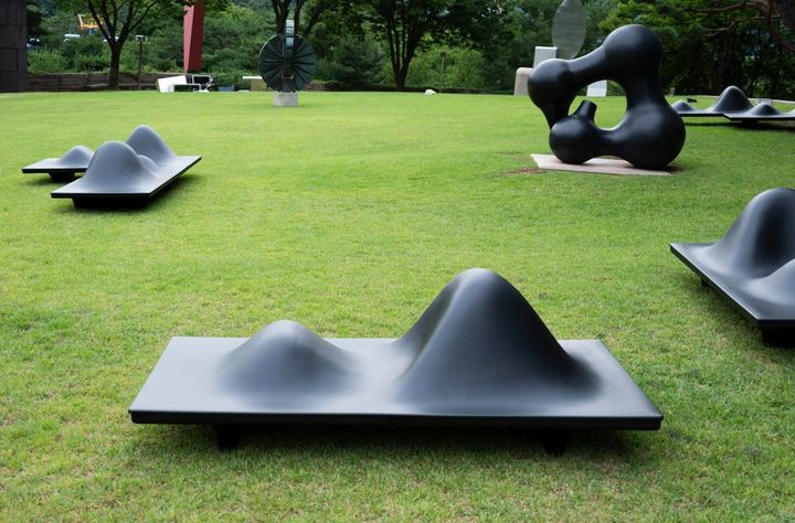 하지훈, 〈자리〉, 2026, ABS, 100x200x72cm(x7), 가변 설치, 국립현대미술관 제작 지원 *재판매 및 DB 금지