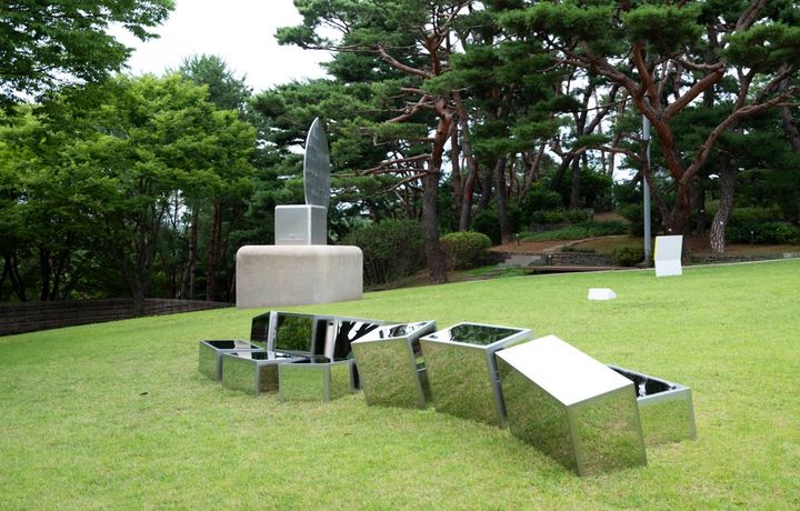 황형신, 〈재구성된 풍경〉, 2026, 스테인레스 스틸, 126x57x72cm(x2), 90x57x72cm(x2), 66x57x72cm(x2), 57x54x36cm(x2), 117x54x36cm(x2), 90x54x36cm(x2), 가변 설치, 국립현대미술관 제작 지원 *재판매 및 DB 금지