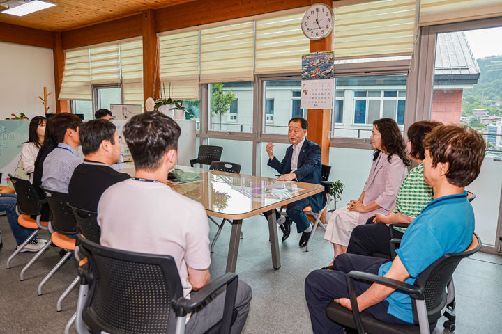 [산청=뉴시스] 유명현 산청군수 부서 순회 방문 (사진=산청군 제공) 2026. 07. 09. photo@newsis.com *재판매 및 DB 금지