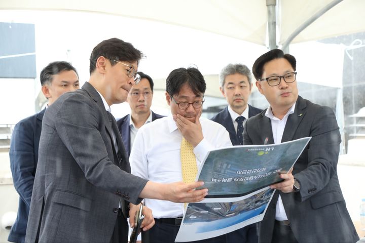 [서울=뉴시스]이성훈 한국토지주택공사(LH) 사장은 9일 용인 반도체 국가산업단지 사업현장을 찾아 사업기간 단축을 위한 속도전을 주문했다. (사진=LH 제공) 2026. 7. 9.  *재판매 및 DB 금지