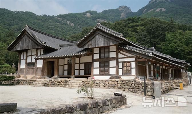 국가지정문화유산 보물로 지정된 부안 내소사 설선당과 요사 우측면과 배면 전경(사진=부안군 제공)