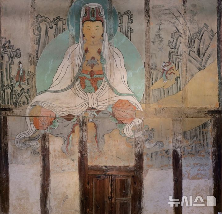 국가지정문화유산 보물 지정된 부안 내소사 대웅보전 관음보살 벽(사진=부안군 제공)