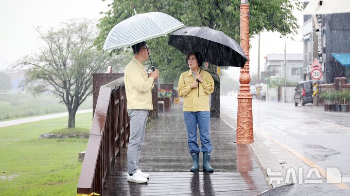 [안성=뉴시스] 김보라 경기 안성시장이 호우경보가 발효된 안성천 일대를 둘러보고 있다. (사진=안성시 제공) 2026.07.09. photo@newsis.com&nbsp; 