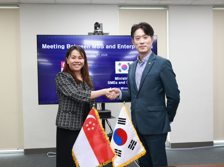 [서울=뉴시스] 노용석 중소벤처기업부 제1차관(오른쪽)이 9일 중기부를 방문한 신디 쿠(Cindy Khoo) 싱가포르기업청장과 기념촬영을 하고 있다. (사진=중소벤처기업부 제공) 2026.7.9. photo@newsis.com *재판매 및 DB 금지