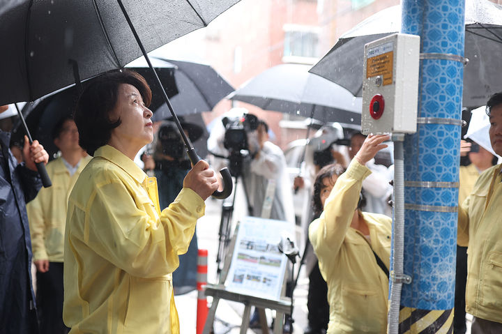 [수원=뉴시스] 추미애 경기도지사가 9일 오전 안양시 석수동 주택가에서 여름철 호우 대비상황 점검 현장을 방문해 확인하고 있다. (사진=경기도 제공) 2026.07.09. photo@newsis.com *재판매 및 DB 금지