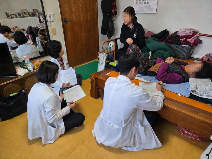 영광군보건소 건강증진과 직원들이 장기요양 재태의료 서비스를 펼치고 있다. (사진=영광군 제공) photo@newsis.com  *재판매 및 DB 금지