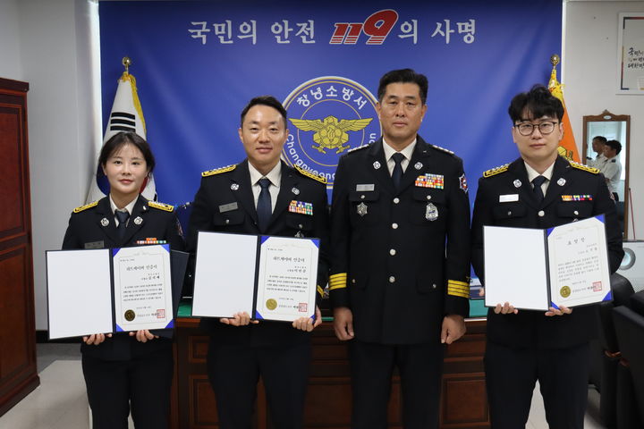 [창녕=뉴시스] 창녕소방서가 올해 하트·베이비세이버 및 세이버 유공자 표창 수여식에 이어 기념촬영을 하고 있다. (사진= 창녕소방서 제공) 2026.07.09. photo@newsis.com *재판매 및 DB 금지