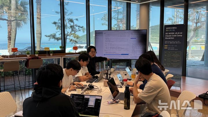 [제주=뉴시스] 5월16일 제주시 조천읍 아일랜드 워크랩 함덕에서 제주 워케이션 프로그램 참가자들을 대상으로 바이브 코딩 교육이 이뤄지고 있다. (사진=제주창조경제혁신센터 제공) 2026.07.09. photo@newsis.com