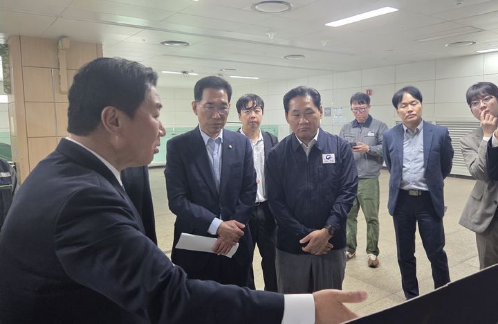 [서울=뉴시스] 인천 2호선 고양 연장 현장을 점검하는 김용석 국토부 대광위원장. (제공=국토부) 2026.07.09. photo@newsis.com *재판매 및 DB 금지