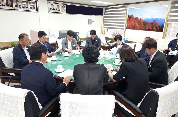[함양=뉴시스] 함양군의회, 버스무료이용사업 잠정 보류 관련 집행부 보고 청취 (사진=함양군의회 제공) 2026. 07. 09. photo@newsis.com   *재판매 및 DB 금지