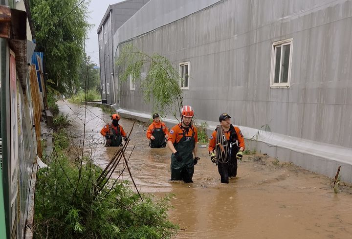 인천 남동구 한 창고에 고립된 시민 2명을 구조하는 소방. (사진=인천소방본부 제공) 2026.07.09. photo@newsis.com *재판매 및 DB 금지