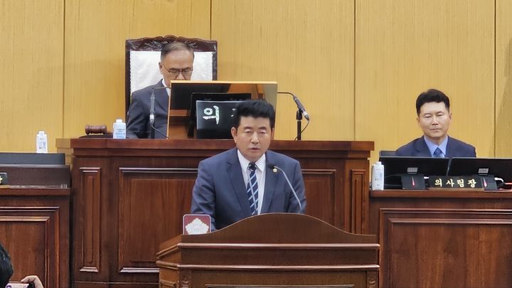 [서산=뉴시스] 김덕진 기자=장갑순 의원이 9일 제10대 서산시의회 전반기 의장으로 선출된 뒤 당선 소감을 밝히고 있다. 2026.07.09. spsrk@newsis.com  *재판매 및 DB 금지