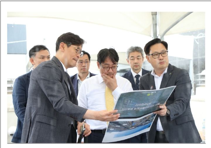 [용인=뉴시스]이성훈 LH사장(가운데)이 9일 용인 반도체국가산단을 방문했다.(사진=LH 제공)2026.07.09.photo@newsis.com *재판매 및 DB 금지