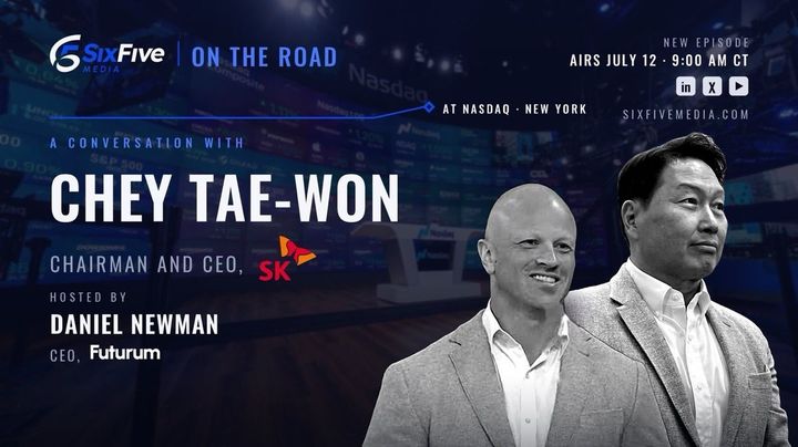 [서울=뉴시스] 최태원 SK그룹 회장이 오는 12일(현지시간) 오전 9시 미국 뉴욕에서 다니엘 뉴먼 퓨처럼그룹 대표가 진행하는 '더 식스 파이브' 프로그램에 출연해 생중계 대담에 참석한다. (사진=다니엘 뉴먼 퓨처럼그룹 대표 SNS 캡처) photo@newsis.com *재판매 및 DB 금지